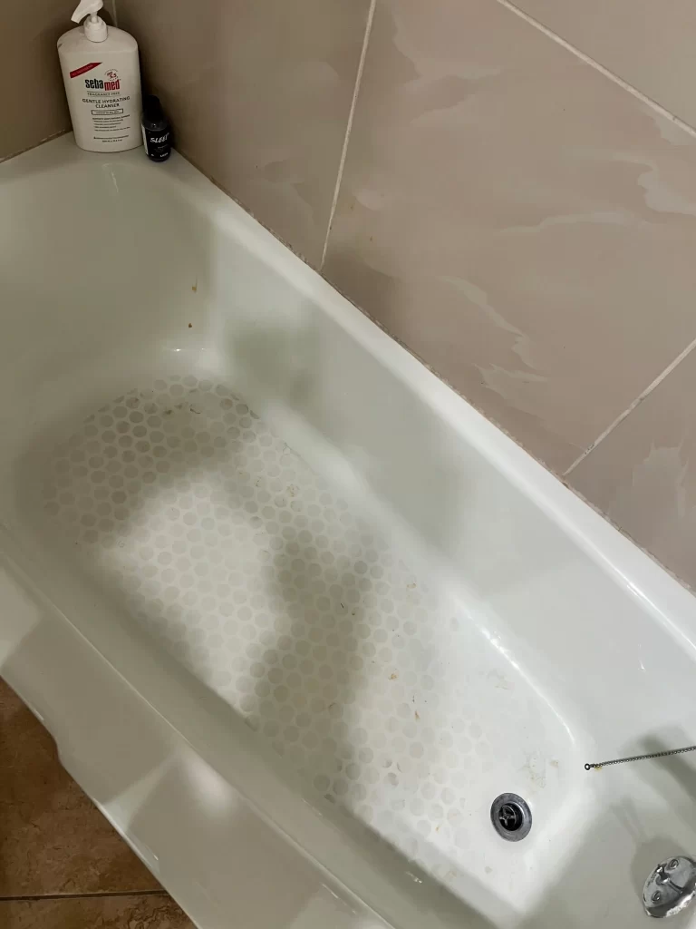 bathtub before refinishing with rust-oleum tub and tile refinishing kit